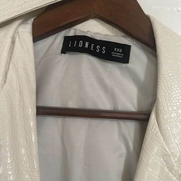 Lioness snakeskin coat 🐍 - Picture 3 of 4